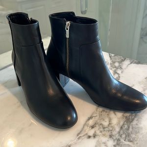 TARYN ROSE size 8, black Napa soft all leather,hardly worn, beautiful ankle boot